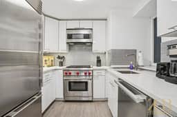 Luxury Prime UES 1BR Duplex Near Central Park - Image 2