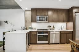 Mint Condition Modern 2BR, WD, Elevator / Chelsea 