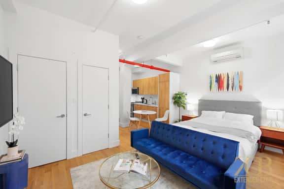 Renovated Studio in Midtown w/Laundry & Elevator - Image 1