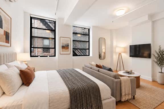Modern Renovated Studio Apt - Elevator and Laundry - Image 1