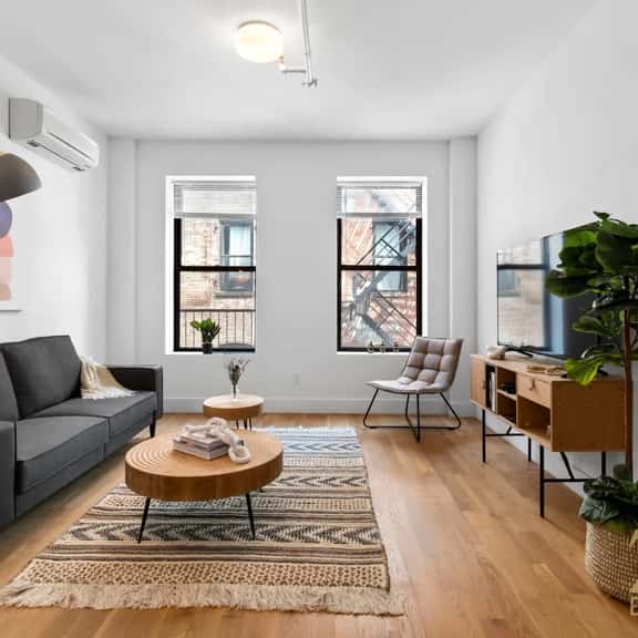 1BR in the Heart of Manhattan w/Laundry & Elevator - Image 1