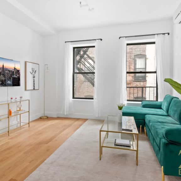 Gorgeous 1BR, Prime Manhattan w/Laundry & Elevator - Image 1