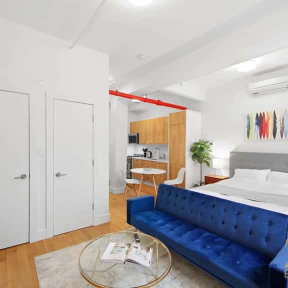 Renovated Studio in Midtown w/Laundry & Elevator - Image 1