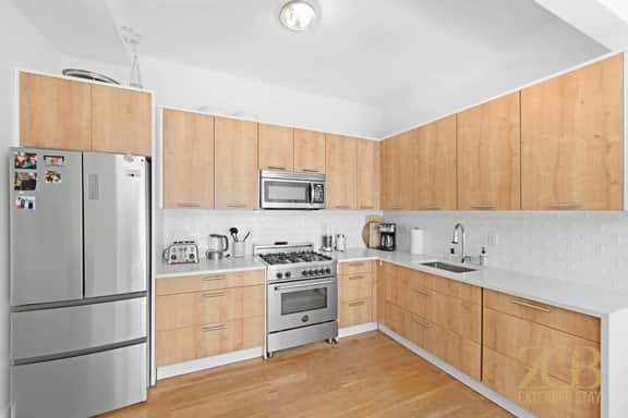 Beautiful & Spacious 2BR 2BA w/ Elevator & Laundry