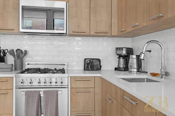 Modern 1BR in Prime Manhattan w/Laundry & Elevator