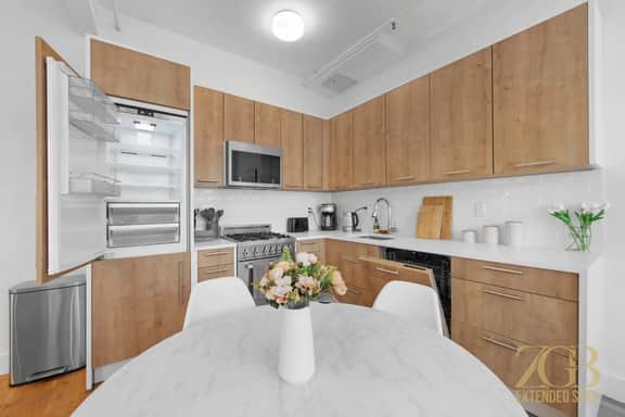 Modern 1BR in Prime Manhattan w/Laundry & Elevator