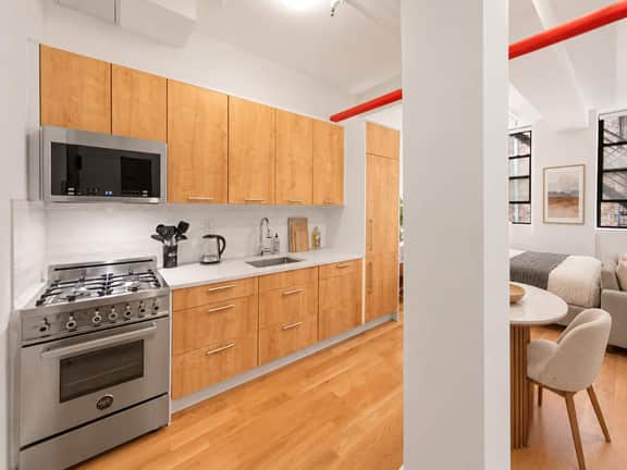 Modern Renovated Studio Apt - Elevator and Laundry - Image 5
