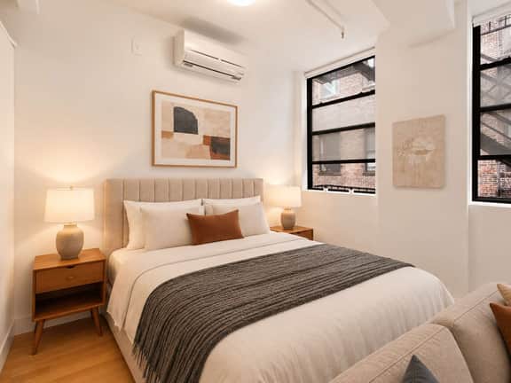 Modern Renovated Studio Apt - Elevator and Laundry - Image 2